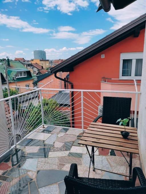 Udoban Stan Sa Terasom U Mirnom Okruzenju Zagreb Exterior foto